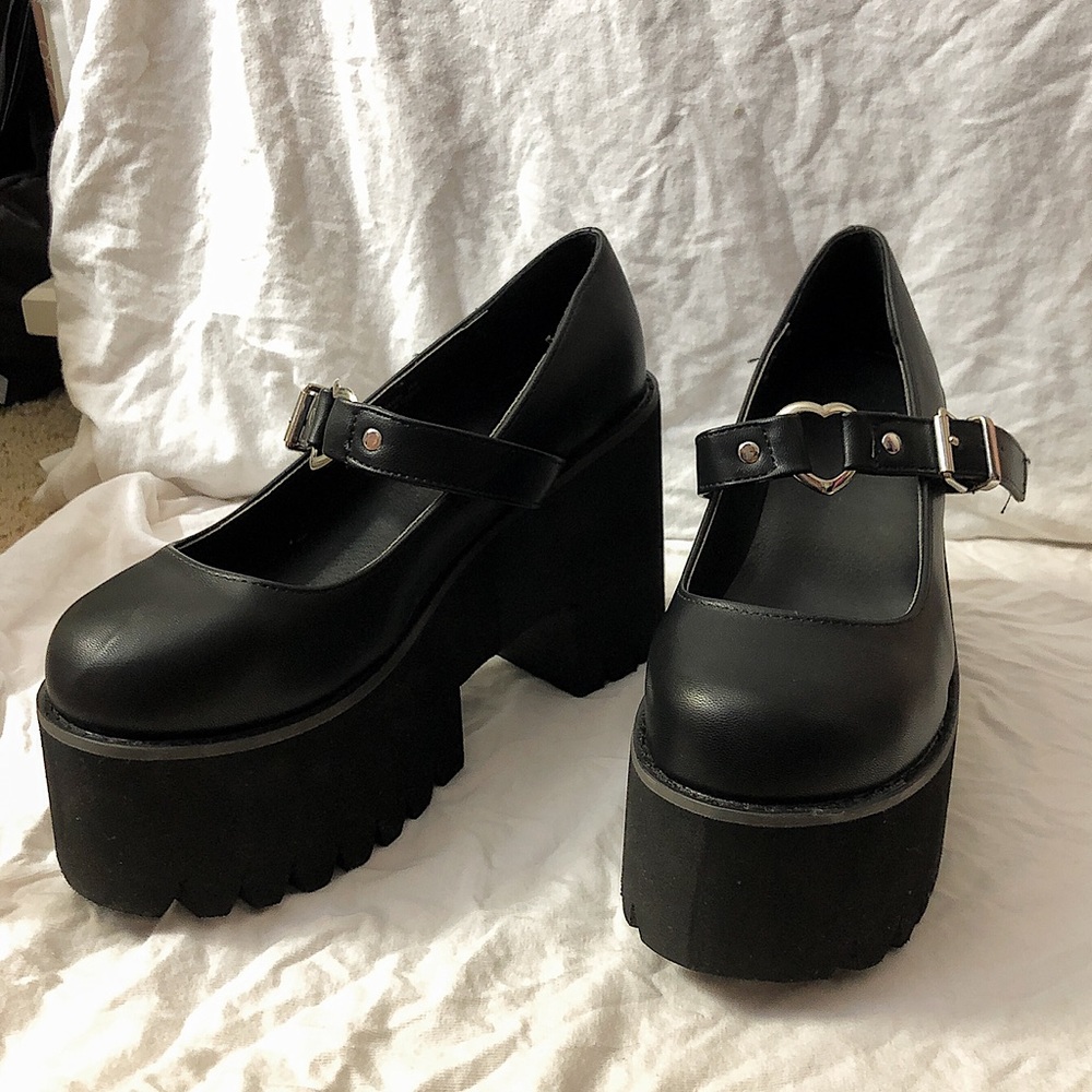 Mary Jane - Size 8 - Black